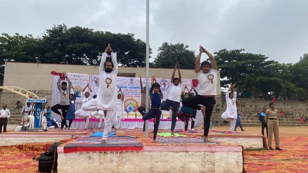 International Yoga day 2023: ಉಸ್ತುವಾರಿ ಸಚಿವರು, ಅಧಿಕಾರಿಗಳ ಗೈರು, ಯೋಗಾಸಕ್ತರ ಬೇಸರ