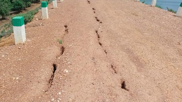 ಮುಂಡಗೋಡ: ಕೋಟಿ.. ಕೋಟಿ.. ಸುರಿದು ದುರಸ್ತಿಗೊಳಿಸಿದ್ದ ಚಿಗಳ್ಳಿ ಜಲಾಶಯದ ಒಡ್ಡಿನಲ್ಲಿ ಬಿರುಕು