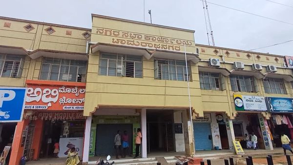 1 ಲಕ್ಷ ಲಂಚಕ್ಕೆ ಬೇಡಿಕೆ: ಚಾಮರಾಜನಗರದಲ್ಲಿ ಲೋಕಾಯುಕ್ತ ಬಲೆಗೆ ಬಿದ್ದ ನಗರಸಭೆ ಸಿಬ್ಬಂದಿ