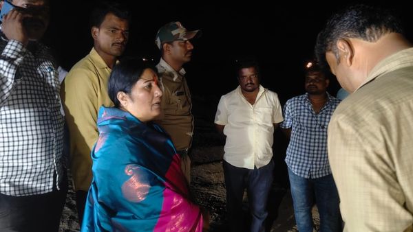 ಶಾಸಕಿಗೆ ಮರಳು ದಂಧೆಕೋರರ ಬೆದರಿಕೆ: ರಾತ್ರಿ ಇಡೀ ಧರಣಿ ನಡೆಸಿದ ಕರೆಮ್ಮ