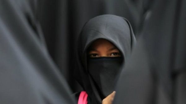 ಶ್ರೀನಗರ ಶಾಲೆಯಲ್ಲಿ 'ಡ್ರೆಸ್ ಕೋಡ್' ವಿವಾದ: ಭಯೋತ್ಪಾದಕರ ಬೆದರಿಕೆ ಬಳಿಕ ಕ್ಷಮೆಯಾಚಿಸಿದ ಪ್ರಾಂಶುಪಾಲರು