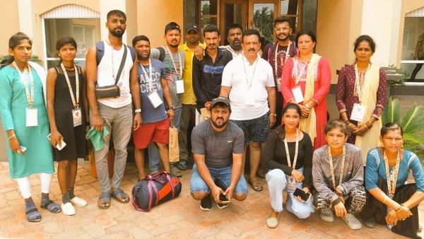 ಒಡಿಶಾದಲ್ಲಿ ಸಿಲುಕಿದ್ದ ಜಾನಪದ ಕಲಾವಿದರಿಗೆ ವಿಮಾನ ಟಿಕೆಟ್ ವ್ಯವಸ್ಥೆ ಮಾಡಿದ ಸಿದ್ದರಾಮಯ್ಯ ಸರ್ಕಾರ