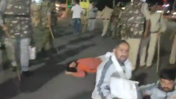 ಭಜರಂಗದಳ ಕಾರ್ಯಕರ್ತರನ್ನು ಮನಬಂದಂತೆ ತಳಿಸಿದ ಮಧ್ಯಪ್ರದೇಶ ಪೋಲಿಸರು- ಬಿಜೆಪಿ ಸರ್ಕಾರದ ವಿರುದ್ಧ ಆಕ್ರೋಶ