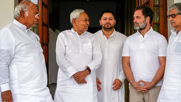 ಬಿಜೆಪಿ ವಿರುದ್ಧ ವಿಪಕ್ಷಗಳ ರಣಕಹಳೆ: ಬಿಹಾರ ರಾಜಧಾನಿ ತಲುಪಿದ ರಾಹುಲ್ ಗಾಂಧಿ, ಮಲ್ಲಿಕಾರ್ಜುನ ಖರ್ಗೆ!