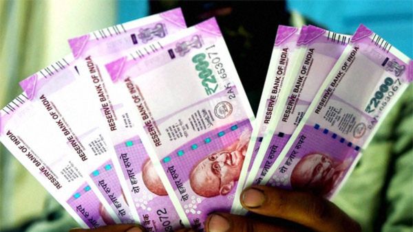 ರೂ 2,000 ನೋಟುಗಳೊಂದಿಗೆ ಬ್ಯಾಂಕ್ ಸರದಿಯಲ್ಲಿ ನಿಂತಿದ್ದಾರೆ ಮನೆ ಕೆಲಸದವರು, ಪೆಟ್ರೋಲ್ ಬಂಕ್ ಸಿಬ್ಬಂದಿ