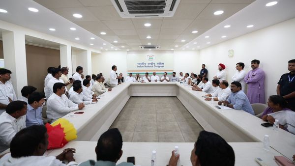 ತೆಲಂಗಾಣ: ಚುನಾವಣೆಗು ಮುನ್ನ ಸಿಎಂ ಕೆಸಿಆರ್‌ಗೆ ಆಘಾತ, ಕಾಂಗ್ರೆಸ್ ಸೇರಿದ ಪ್ರಮುಖ 35 ನಾಯಕರು!