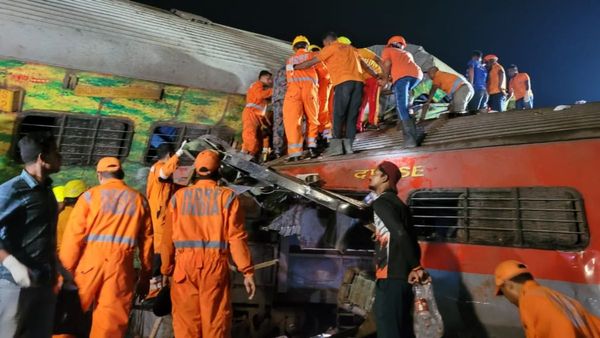 ತಿರುಪತಿ-ಮಚಲಿಪಟ್ಟಣಂ ರೈಲಿನಲ್ಲಿ ಕಾಣಿಸಿಕೊಂಡ ಬೆಂಕಿ, ಬೆಚ್ಚಿಬಿದ್ದ ಪ್ರಯಾಣಿಕರು- ಪರಿಸ್ಥಿತಿ ನಿಯಂತ್ರಣದಲ್ಲಿದೆ ಎಂದ ಅಧಿಕಾರಿ