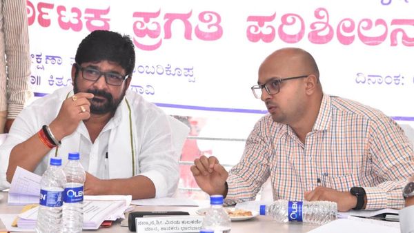 ಬೇರೆ ಜಿಲ್ಲೆಯಲ್ಲಿ ಧಾರವಾಡ ಪ್ರಗತಿ ಪರಿಶೀಲನಾ ಸಭೆ: ತಾವಿದ್ದಲ್ಲಿಗೆ ಅಧಿಕಾರಿಗಳನ್ನು ಕರೆಯಿಸಿಕೊಂಡ ಶಾಸಕರು