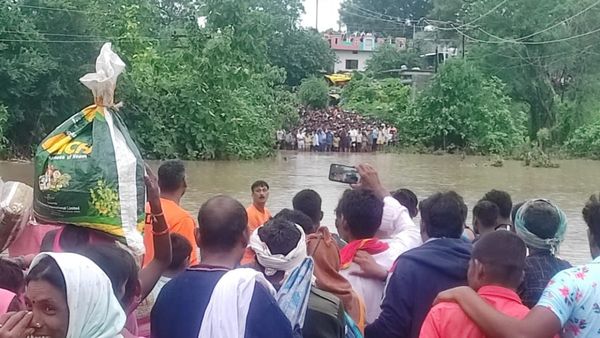 ಮಹಾರಾಷ್ಟ್ರದಲ್ಲಿ ಮಳೆಯ ಅಬ್ಬರ: ಪ್ರವಾಹದಲ್ಲಿ ಸಿಲುಕಿದವರ ರಕ್ಷಣೆಗೆ ಬಂದ ವಾಯುಪಡೆ