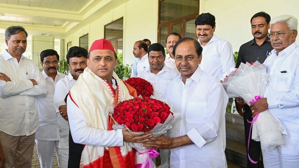 ಹೈದರಾಬಾದ್‌ನಲ್ಲಿ ಅಖಿಲೇಶ್ ಯಾದವ್-ಕೆಸಿಆರ್ ಭೇಟಿ : ಬಿಜೆಪಿಯನ್ನು ಸೋಲಿಸಲು ರಣತಂತ್ರ