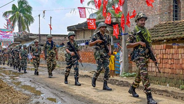 ಪಶ್ಚಿಮ ಬಂಗಾಳ ಪಂಚಾಯಿತಿ ಚುನಾವಣೆ ವೇಳೆ ಭುಗಿಲೆದ್ದ ಹಿಂಸಾಚಾರ: ಐವರು ಟಿಎಂಸಿ ಕಾರ್ಯಕರ್ತರು ಸಾವು