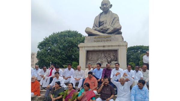BJP Protest: ಜೈನಮುನಿ, ವೇಣುಗೋಪಾಲ್ ಹತ್ಯೆ ಪ್ರಕರಣ: ಗಾಂಧಿ ಪ್ರತಿಮೆ ಬಳಿ ಬಿಜೆಪಿ ಧರಣಿ; ಕಮಲ ಕಲಿಗಳು ಹೇಳಿದ್ದೇನು?