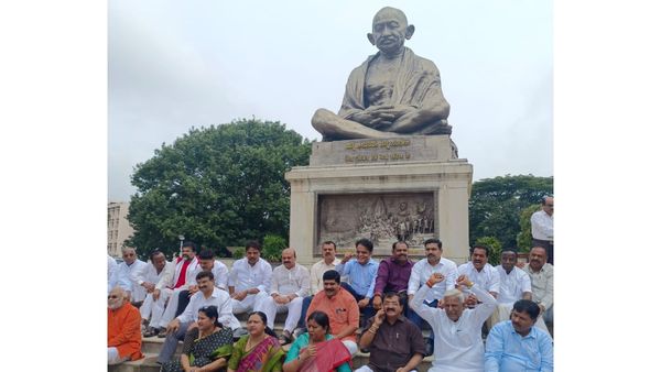ಬೆಂಗಳೂರಿನಲ್ಲಿ ಕೈ-ಕಮಲ ನಾಯಕರ ಪ್ರತಿಭಟನೆ; ಉಭಯನಾಯಕರ ಧರಣಿ ಯಾಕೆ?