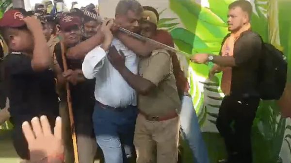 ಉಪಕುಲಪತಿ, ರಿಜಿಸ್ಟರ್‌ ಕೊನೆಗೆ ಪೊಲೀಸರ ಮೇಲೂ ಎಬಿವಿಪಿ ಸದಸ್ಯರಿಂದ ಅಮಾನುಷ ಹಲ್ಲೆ