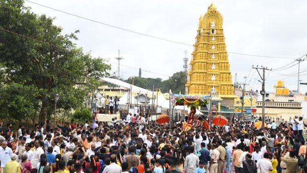 Chamundeshwari Vardhanti: ಚಿನ್ನದ ಪಲ್ಲಕ್ಕಿಯಲ್ಲಿ ತಾಯಿ ಚಾಮುಂಡಿಯ ಮೆರವಣಿಗೆ, ಭಕ್ತರಿಂದ ಉಘೆ.. ಉಘೆ.. ಜೈಂಕಾರ