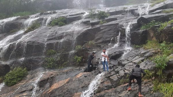 ಚಾರ್ಮಾಡಿ ಘಾಟ್‌ನ ಅಪಾಯದ ಸ್ಥಳದಲ್ಲಿ ಮುಂದುವರೆದ ಪ್ರವಾಸಿಗರ ಹುಚ್ಚಾಟ