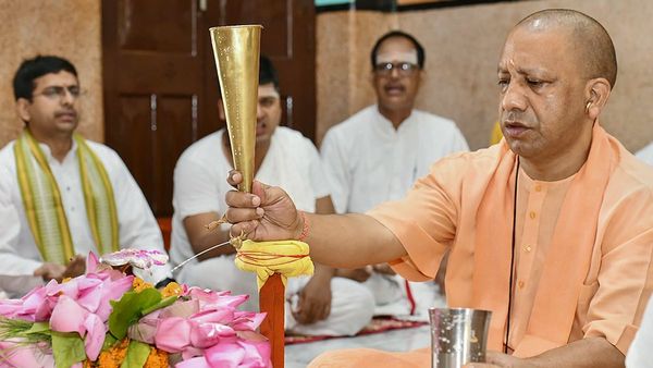 ಗೋರಖ್‌ಪುರದಲ್ಲಿ ರುದ್ರಾಭಿಷೇಕ ನೆರವೇರಿಸಿದ ಯೋಗಿ ಆದಿತ್ಯನಾಥ್‌