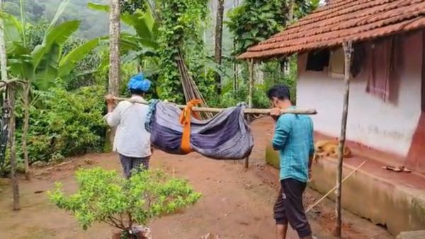 ಕಳಸ: ರಸ್ತೆ ಇಲ್ಲದೆ ರೋಗಿಯನ್ನು ಜೋಳಿಗೆಯಲ್ಲಿ ಹೊತ್ತು ತಂದ ಕುಟುಂಬಸ್ಥರು