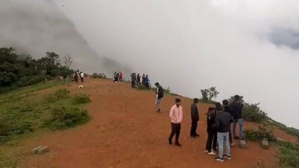 ಕಾಫಿನಾಡಿನಲ್ಲಿ ಪ್ರವಾಸಿಗರ ದಂಡು: ನೋಡುಗರನ್ನು ಕೈಬೀಸಿ ಕರೆಯುತ್ತಿದೆ ಬಲ್ಲಾಳರಾಯನ ದುರ್ಗ