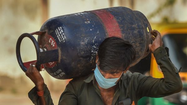 ವಾಣಿಜ್ಯ ಬಳಕೆ ಸಿಲಿಂಡರ್‌ ಬೆಲೆ ಹೆಚ್ಚಳ, ಹೋಟೆಲ್‌ಗಳಲ್ಲಿ ದರ ಏರಿಕೆ?