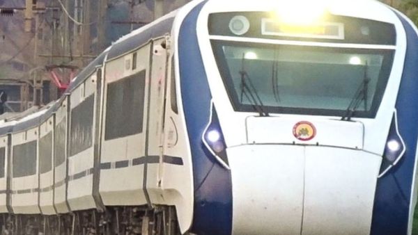 Vande Bharat Express: ಇತ್ತೀಚೆಗಷ್ಟೇ ಆರಂಭಗೊಂಡಿದ್ದ ಧಾರವಾಡ-ಬೆಂಗಳೂರು ವಂದೇ ಭಾರತ್‌ ರೈಲಿಗೆ ಕಲ್ಲು ತೂರಾಟ, ಎಲ್ಲಿ?
