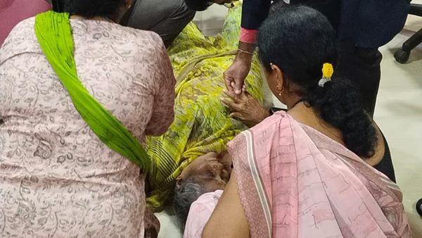 ಕುಸಿದು ಬಿದ್ದ ವೃದ್ಧೆಗೆ ಚಿಕಿತ್ಸೆ ನೀಡಿ ಮಾನವೀಯತೆ ಮೆರೆದ ದಾವಣಗೆರೆ ಜಿಲ್ಲಾಧಿಕಾರಿ