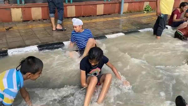 ಪ್ರವಾಹದ ನೀರಲ್ಲೇ ದೇಶದ ರಾಜಧಾನಿಯಲ್ಲಿ ಮಕ್ಕಳ ನೀರಾಟ!