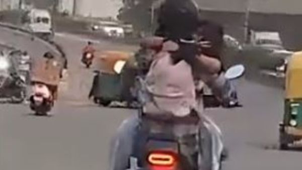 Video: ಹೆಲ್ಮೆಟ್ ಇಲ್ಲದೇ ಬೈಕ್‌ನಲ್ಲಿ ಪ್ರೇಮಿಗಳ ರೋಮ್ಯಾನ್ಸ್: ಪೊಲೀಸರಿಂದ ಬಿತ್ತು ಭರ್ಜರಿ ದಂಡ, ವಿವರಣೆ