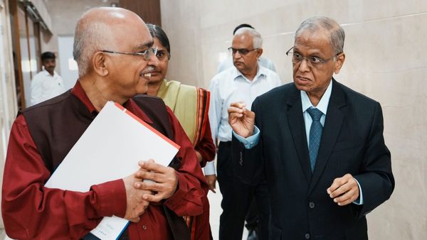 ಸರ್ಕಾರಿ ಕೆಲಸ ಬಿಟ್ಟು ಬಿಸಿನೆಸ್‌ ಶುರು ಮಾಡಿದವರು ಕಟ್ಟಿದ್ದು 5,55,000 ಕೋಟಿ ಕಂಪನಿ 