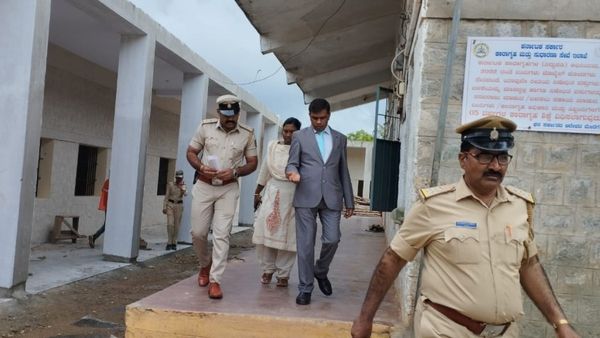 ಹುಬ್ಬಳ್ಳಿ ಕೇಂದ್ರ ಕಾರಾಗೃಹಕ್ಕೆ ಸಿವಿಲ್ ನ್ಯಾಯಾಧೀಶರ ದಿಢೀರ್‌ ಭೇಟಿ, ಪರಿಶೀಲನೆ