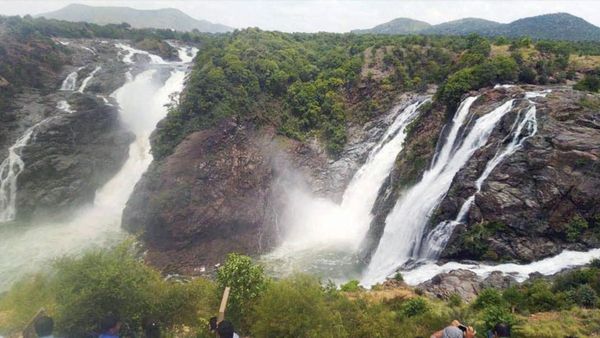 Waterfalls Near Bangalore: ಬೆಂಗಳೂರಿಗೆ ಸಮೀಪವಿರುವ ಟಾಪ್ 5 ಜಲಪಾತಗಳು- ವಾರಾಂತ್ಯದ ಕಿರು ಪ್ರವಾಸಕ್ಕಾಗಿ ಗಮನಿಸಿ