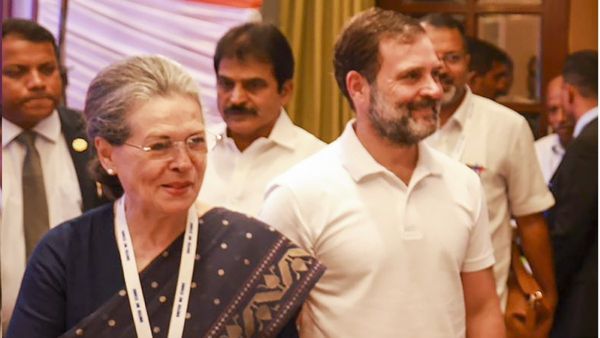 ರಾಹುಲ್, ಸೋನಿಯಾ ಗಾಂಧಿ ಪ್ರಯಾಣಿಸುತ್ತಿದ್ದ ವಿಮಾನ ಭೋಪಾಲ್‌ನಲ್ಲಿ ತುರ್ತು ಭೂಸ್ಪರ್ಶ