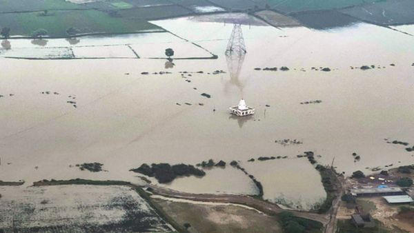 Gujarat Rains: ಗುಜರಾತ್‌ನಲ್ಲಿ ಭಾರೀ ಮಳೆ: ರಸ್ತೆಗಳು ಜಲಾವೃತ, ಕಾರುಗಳು ಮುಳುಗಡೆ!