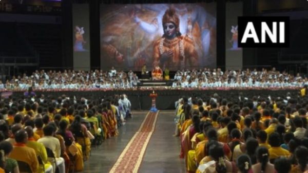 US: ಗುರು ಪೂರ್ಣಿಮೆಗೆ ಭಗವದ್ಗೀತೆಯನ್ನು ಪಠಿಸಲು ಟೆಕ್ಸಾಸ್‌ನಲ್ಲಿ ಸೇರಿದ 10,000 ಜನ