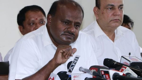 ಸ್ವತಃ ತಾವೇ ಕಿವಿಯಲ್ಲಿ ಹೂವಿಟ್ಟುಕೊಂಡಿದ್ದ ಕಾಂಗ್ರೆಸ್ಸಿಗರು, ಜನರ ತಲೆಯ ಮೇಲೆ ಫ್ಲವರ್ ಪಾಟ್ ಇಡುತ್ತಿದ್ದಾರೆ: HDK