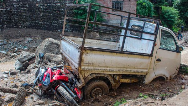 ಹಿಮಾಚಲ ಪ್ರದೇಶ: ಹಠಾತ್ ಪ್ರವಾಹ ಒಬ್ಬ ಸಾವು, ಚಳಿಗೆ 400 ಕುರಿಗಳು ಬಲಿ