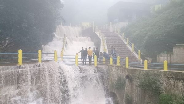 ಚಿಕ್ಕಮಗಳೂರು: ಧುಮ್ಮಿಕ್ಕುತ್ತಿರುವ ಹೊನ್ನಮ್ಮನಹಳ್ಳ ಜಲಪಾತದಲ್ಲಿ ಪ್ರವಾಸಿಗರ ಹುಚ್ಚಾಟ