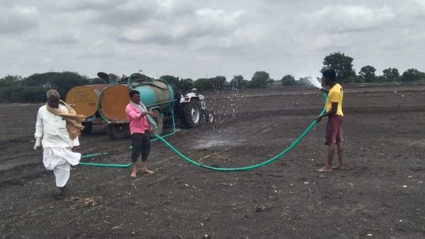 ಕರುಣೆ ತೋರದ ವರುಣ: ಹಣ ಕೊಟ್ಟು ನೀರು ಖರೀದಿ, ಊಹೆಗೂ ಮೀರಿದ ರೈತರ ಕಷ್ಟದ ಬದುಕು!