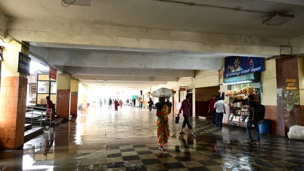 ಹುಬ್ಬಳ್ಳಿ: ಸೋರುತಿಹುದು ಹೊಸ ಬಸ್‌ ನಿಲ್ದಾಣ ಕಟ್ಟಡದ ಮೇಲ್ಛಾವಣಿ, ಪ್ರಯಾಣಿಕರ ಪರದಾಟ