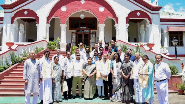 ಮಣಿಪುರ ಪರಿಹಾರ ಶಿಬಿರಗಳ ಸ್ಥಿತಿ ಕರುಣಾಜನಕ: ರಾಜ್ಯಪಾಲರಿಗೆ ತಿಳಿಸಿದ ವಿಪಕ್ಷಗಳ ನಿಯೋಗ