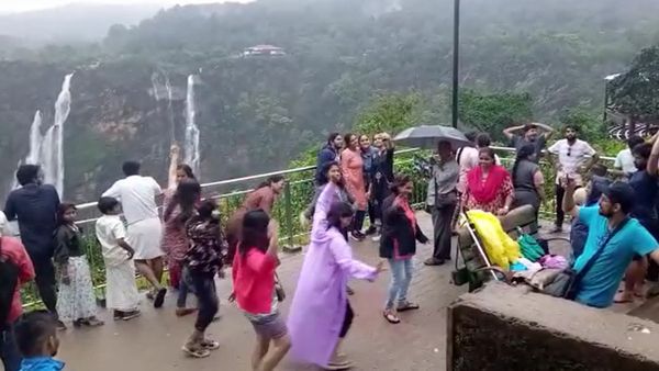 ವಿಶ್ವಪ್ರಸಿದ್ಧ ಜೋಗ್‌ಫಾಲ್ಸ್‌ ಬಳಿ ಪ್ರವಾಸಿಗರ ಭರ್ಜರಿ ಡ್ಯಾನ್ಸ್‌, ವಿಡಿಯೋ ವೈರಲ್‌