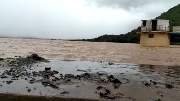 ಇತಿಹಾಸ ಪ್ರಸಿದ್ಧ ಮದಗದ ಕೆರೆ ಕೋಡಿ ಬೀಳಲು ಕ್ಷಣಗಣನೆ ಆರಂಭ