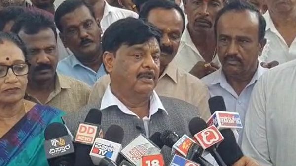 ತಿ.ನರಸೀಪುರ: ಹತ್ಯೆಯಾದ ಯುವ ಬ್ರಿಗೇಡ್ ಕಾರ್ಯಕರ್ತನ ಪತ್ನಿಗೆ 4.12 ಲಕ್ಷ ರೂ. ಪರಿಹಾರ ಚೆಕ್‌ ವಿತರಿಸಿದ H.C.ಮಹದೇವಪ್ಪ