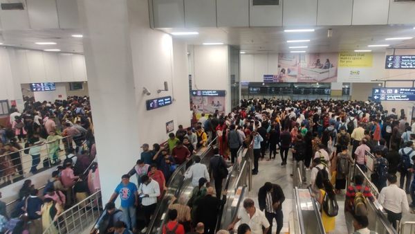 Breaking: Namma Metro: ನೇರಳೆ ಮಾರ್ಗದಲ್ಲಿ ರೈಲು ಸಂಚಾರ ದಿಢೀರ್ ಸ್ಥಗಿತ, ಪ್ರಯಾಣಿಕರ ಪರದಾಟ