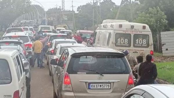 ಮಳೆಹಾನಿ ಪ್ರದೇಶಗಳಿಗೆ ಸಚಿವರ ಭೇಟಿಯಿಂದ ಟ್ರಾಫಿಕ್‌ ಜಾಮ್‌: ಸಾಲು ವಾಹನಗಳ ಮಧ್ಯ ಸಿಲುಕಿದ ಆಂಬ್ಯುಲೆನ್ಸ್