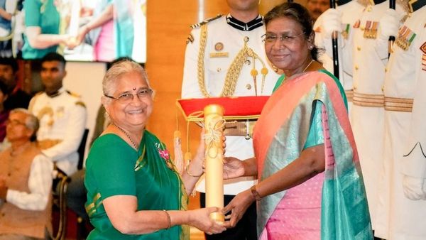 ಲೇಖಕಿ ಸುಧಾಮೂರ್ತಿ ಹೇಳಿಕೆಗೆ ಮಿಶ್ರ ಪ್ರತಿಕ್ರಿಯೆ, ಸಾಮಾಜಿಕ ಜಾಲತಾಣದಲ್ಲಿ ಮುಂದುವರಿದ ಟಾಕ್‌ವಾರ್‌