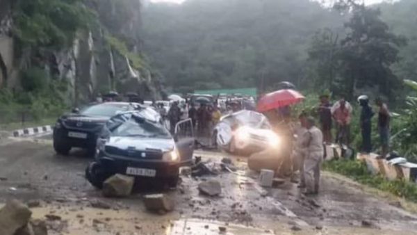 Nagaland Landslide: ಕಾರುಗಳ ಮೇಲೆ ಉರುಳಿದ ಬಂಡೆಗಳು, ಇಬ್ಬರು ಸಾವು: ಭಯಾನಕ ವಿಡಿಯೋ!