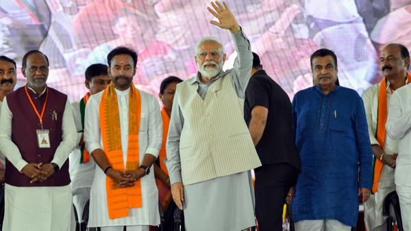 ವಾರಂಗಲ್‌ನಲ್ಲಿ ಮೆಗಾ ರೋಡ್‌ಶೋ ನಡೆಸಿದ ಪ್ರಧಾನಿ ನರೇಂದ್ರ ಮೋದಿ