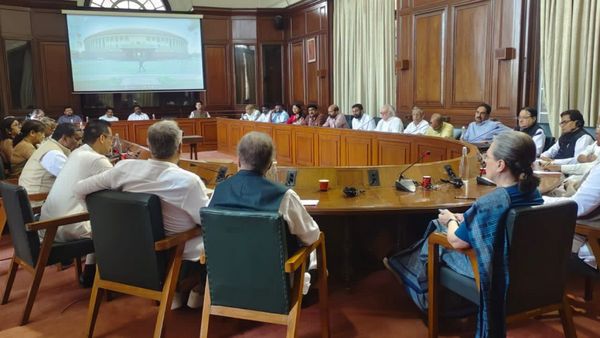 ಮಣಿಪುರ ಭೇಟಿ ನೀಡಿದ್ದ ವಿಪಕ್ಷಗಳ ಸಂಸದರ ಸಭೆ: ಸೋನಿಯಾ ಗಾಂಧಿ, ಮಲ್ಲಿಕಾರ್ಜುನ ಖರ್ಗೆ ಭಾಗಿ