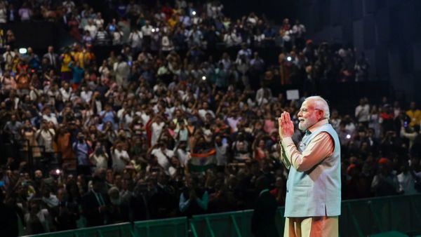 ವಿಶ್ವದ ಅತ್ಯಂತ ಸುಂದರ ಭಾಷೆ ತಮಿಳು, ಫ್ರಾನ್ಸ್‌ನಲ್ಲಿ ತಿರುವಳ್ಳುವರ್ ಪ್ರತಿಮೆ ಸ್ಥಾಪನೆ: ಪ್ರಧಾನಿ ಮೋದಿ ಘೋಷಣೆ